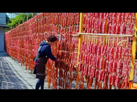 အံ့သြဖွယ်ကောင်းသော Smoked Cured Sausage အစုလိုက်အပြုံလိုက် ထုတ်လုပ်မှု၊ ထိုင်ဝမ်ရှိ ဝက်သားဝမ်းကို ကုသခြင်း/ 浩大的場面！台灣臘腸