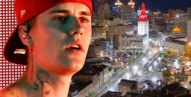 Justin Bieber သည် Buffalo ဖျော်ဖြေပွဲအတွင်း အစုလိုက်အပြုံလိုက် သေနတ်ပစ်ခြင်းကို မိန့်ခွန်းပြောကြားခဲ့သည်။