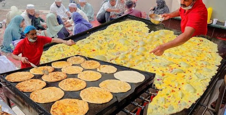 MAKKAH ရှိ အကြီးဆုံး Aloo Paratha + ကြက်ဥ Omelette လမ်းဘေးအစားအစာ စျေးအသက်သာဆုံး နံနက်စာ Anda Paratha Omelet