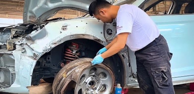ခြစ်ရာကနေ ပျက်စီးသွားတဲ့ ကားကို လူက ပြုပြင်တယ်။