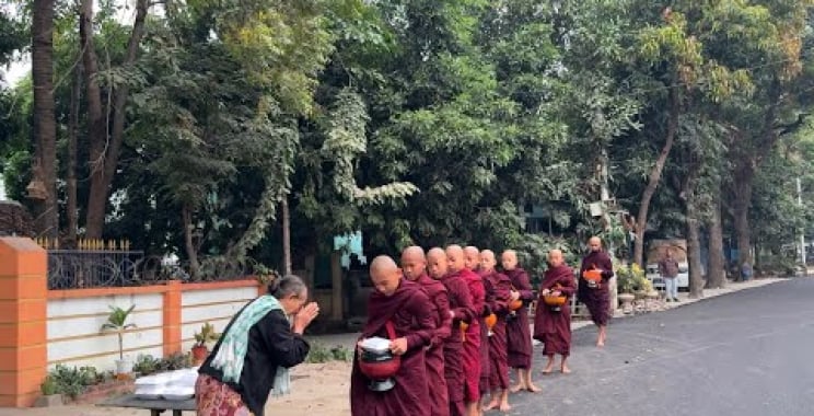 ထမင်းကြော်ပွဲ(၂၀၀)ကြော်ပြီး စစ်ကိုင်း​တောင်ရိုးကသံဃာအပါး(၂၀၀)ကို​ အာရုံဆွမ်းလောင်းလှူမယ်🙏