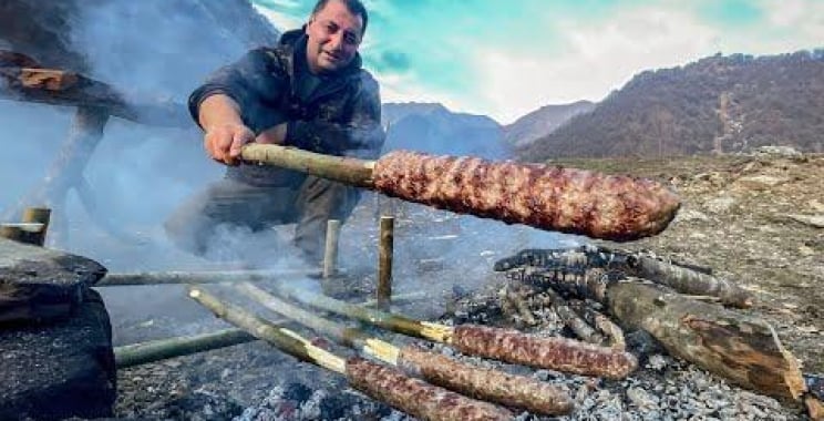 ငါတို့ ဘိုးဘေးတွေလိုပဲ အရည်ရွှမ်းတဲ့ Kebab ချက်ပြုတ်ဖို့ တောင်တွေကို သွားခဲ့တယ်။ အေးအေးဆေးဆေး သဘာဝဟင်းချက်