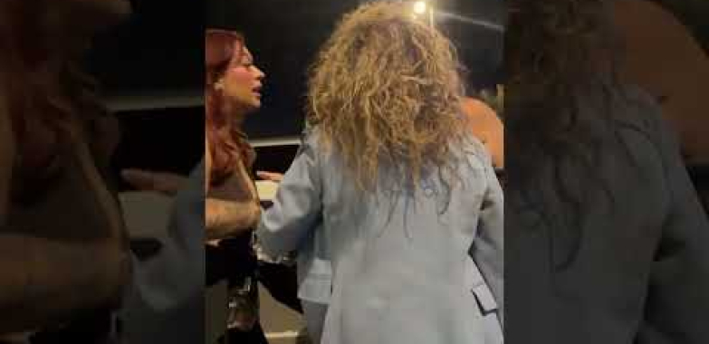 🥊🤕 Cardi B ရဲ့ ခရီးစဉ်အသစ် ပထမဆုံးညမှာ သူက ပြဿနာမဟုတ်ခဲ့ဘူး… ဒါပေမယ့် သူ့ပရိသတ်တွေကတော့ ဖြစ်ခဲ့တယ်! 😭