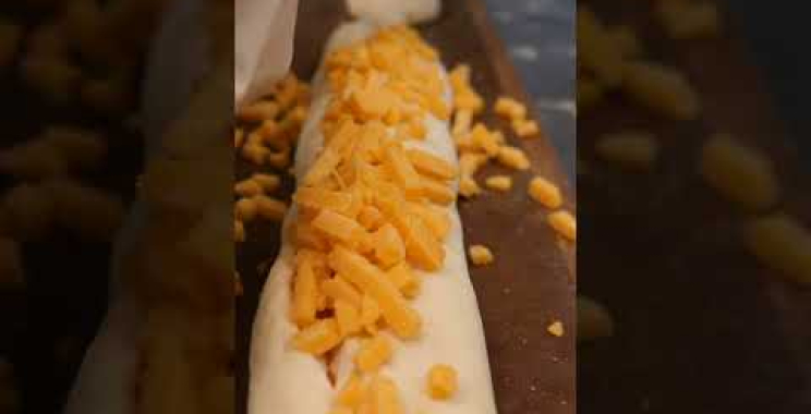 မုန့်စိမ်း/ Pepperoni ဒိန်ခဲ baguette မှ သင်စားလိုသော Pepperoni ချိစ် baguette